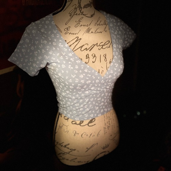 BRANDY MELVILLE !!! So cute this little crop top. It speaks for its self. - Picture 6 of 9